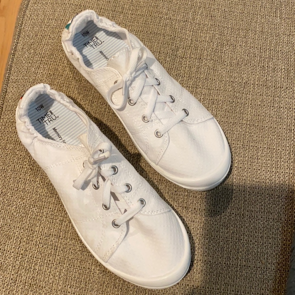 White tennis shoes size 10